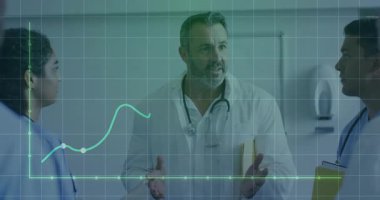 Doktor dinlemesi, doktor jestleri ve tıbbi grafik kaplamalı klinisyen panosu. Tıp, sağlık, işbirliği, analiz, veri, tanı, profesyonellik