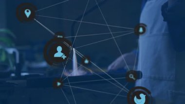 Fabrika tezgahında kaynak yapan kadın metal işçisi yüzen sosyal medya simgeleriyle meşale kıvılcımları gösteriyor. Sanayi, zanaat, teknoloji, yenilik, güç, dayanıklılık, mühendislik