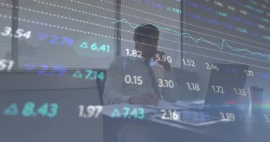 Finansal analist masadaki raporları inceliyor, yüzen stok grafikleri ve yüzde keneler gösteriyor. İş, finans, analitik, teknoloji, strateji, profesyonellik, dijital