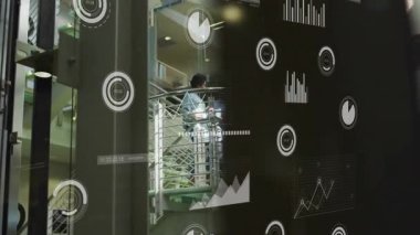 Balkonda iş verilerini tartışan iki profesyonel, animasyon çizelgeleri ve ilerleme göstergeleriyle. Üretkenlik, işbirliği, modern, teknoloji, yenilik, analitik, çalışma alanı