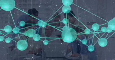 İş ekibi dizüstü bilgisayarla yazı masasına yaslanırken veri ağları düğümleri birbirine bağlıyor. İşbirliği, yenilik, bağlantı, takım çalışması, dijital, modern, profesyonel