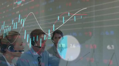 Ofisteki monitörlerin verilerini analiz eden üç profesyonel, animasyon finansal çizelgeler eşliğinde. İş, analitik, teknoloji, takım çalışması, şirket, finans, üretkenlik