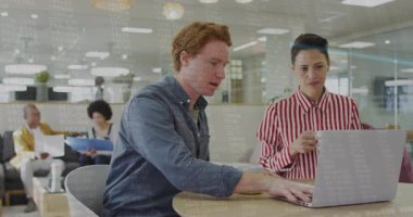 Yazılım geliştiricisi ve UX tasarımcısı, iş verilerini gösteren yüzer çizelge üzerinde işbirliği yapıyorlar. İşbirliği, takım çalışması, modern, profesyonel, birlikte çalışma, tartışma, yenilik