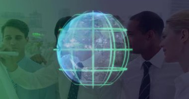 Modern ofiste holografik dünyayı inceleyen iş ekibi yeşil şebeke ve kod gösteriyor. İşbirliği, yenilik, teknoloji, veri, analiz, takım çalışması, iletişim