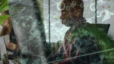 Animasyon ağı ile bilgisayarlar üzerinde çalışan teknoloji uzmanları veri bağlantılarını renklendiriyor. Dijital, işbirliği, modern, yenilik, bağlantı, profesyonel, gösterişli