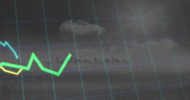 Açık mavi şebeke boyunca uzanan neon yeşil zikzak çizgisi sisli örtülü ufuk çizgisini yansıtıyor. Fütüristik, teknoloji, veri görselleştirme, şehir, gece sahnesi, atmosfer, soyut