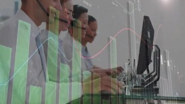 Monitörlere yazı yazan kulaklık takan ofis ekibi animasyon finansal tablolar ve veriler sergiliyor. Teknoloji, işbirliği, finans, veri analizi, profesyonel, modern, iletişim