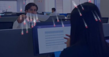 Bir kadın, ofisteki oturmakta olan adama üzerinde çizelgeler olan yazılı belge veriyor. Profesyonel, işbirliği, takım çalışması, üretkenlik, modern, kurumsal, iletişim