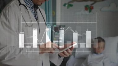 Çocuk koğuşunda tableti tıkırdatan erkek doktor dijital çizelgeler ve ECG dalga formlarını örtüyor. Sağlık, pediatrik, teknoloji, tıbbi, teşhis, yenilik, profesyonellik