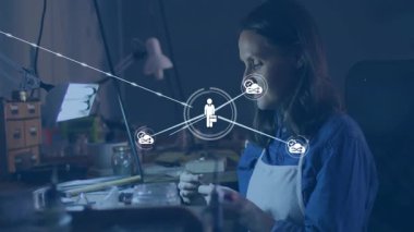 Kadın, bulut verilerini birleştiren animasyon ağ simgeleriyle, aletlerle atölyede zanaat projesi yapıyor. El sanatları, zanaat, yenilik, işçilik, yaratıcı, teknik