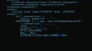 Koyu uçbirimde tekli cyan-mavi kod metni canlandırılıyor, düz dizayndaki arıza dalga formlarını gösteriyor. Teknoloji, dijital, kodlama, siber güvenlik, arayüz, veri, yenilik