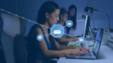 Teknoloji ofisinde çalışan iş arkadaşları parlayan avatar simgeleriyle veri akışını görselleştiriyorlar. Teknoloji, takım çalışması, yenilik, dijital, modern, üretkenlik, iletişim