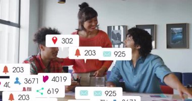 Ekip, sosyal medya simgeleriyle birlikte ofis etrafında iş birliği yapıyor. İşbirliği, birlikte çalışma, takım, iletişim, modernlik, teknoloji, başlangıç