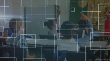 İtfaiyeci eğitmeni eğitim sahnesinde yangın güvenliğini öğretiyor, animasyon panelleri sergiliyor. Eğitim, eğitim, güvenlik, topluluk, sınıf, farkındalık, öğretici