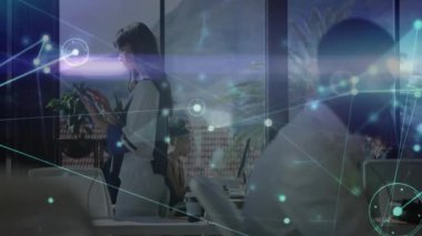 Ofiste tableti tıklatan kadın ofis çalışanı dijital ağ grafiklerini gösteriyor. İşbirliği, yenilik, teknoloji, çalışma alanı, bağlantı, profesyonellik, modern