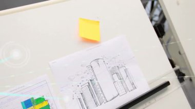 Tasarım ekibi, dizayn stüdyosunda makara modelini inceleyecek, dijital ağ örtüsü görüntüleyecek. İşbirliği, yenilik, mimari, mühendislik, beyin fırtınası, yaratıcı, dijital