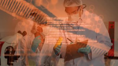 İki bilim adamı mısır örneği enjekte ediyor ve biyoteknoloji laboratuvarında DNA sarmalları gösteren verileri not ediyor. Araştırma, yenilik, biyoteknoloji, araştırma tesisi, bilim, genetik, moleküler