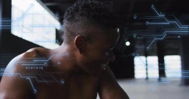 Endüstriyel depoda tarama gövdesini kaplayan animasyon teknolojisiyle kol kaldıran bir adam. Teknoloji, yenilik, fitness, siber, modern, bilim, güç