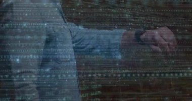 Holografik finans grafiğiyle ikili kod ve yüzdelerle etkileşime giren iş adamı. Gelecekçi, teknoloji, yenilik, dijital, giyilebilir, veri görselleştirme, kurumsal