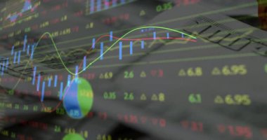 Bulanık dizüstü bilgisayarın anahtarlarını kaplayan animasyon finansal tablo neon şamdanlar ve gösterge simgeleri gösteriyor. Teknoloji, veri görselleştirme, finansal analiz, dijital arayüz, analitik, iş zekası, profesyonel