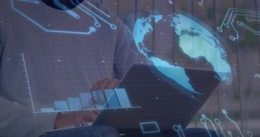 Güvertede dizüstü bilgisayarda yazan adam holografik dünya haritası çizelgesi devrelerini inceliyor. Gelecek, teknoloji, yenilik, dijital, bağlantı, çalışma alanı, modern