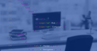 Bilgisayar monitörü, yarı şeffaf HTML kodunu ofis masasının üstünde düz tasarımla yüzerken gösteriyor. Teknoloji, yenilik, dijital, siber güvenlik, minimalist, çalışma alanı, programlama