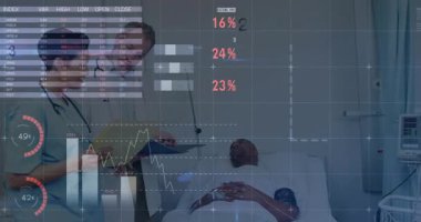 Doktor ve hemşire hasta verilerini muayene odasında inceliyor. Canlandırılmış pasta grafikleri ve bar grafikleriyle. Tıbbi, sağlık, analitik, görselleştirme, profesyonel, tanı, dijital