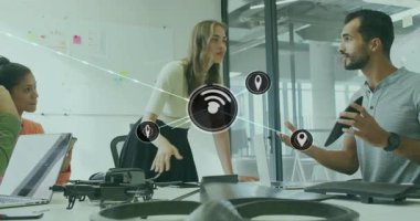 Ekip teknik toplantıda konferans masasında işbirliği yapıyor, Wi-Fi ve konum simgeleri sergiliyor. İşbirliği, takım çalışması, yenilik, modern, dijital, bağlantı, iş