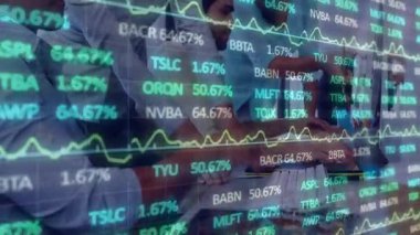 Finans ekibi modern ofisteki pazar verilerini inceliyor. Çizgi grafikleri ve borsa saatlerini örtüyor. İşbirliği, profesyonellik, veri görselleştirme, mali analiz, takım çalışması, teknoloji, kurumsal