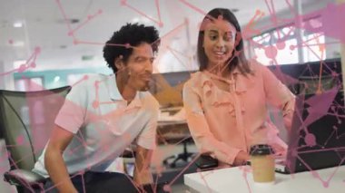 Modern teknoloji ofisindeki iş arkadaşları, yarı saydam dijital ağ örtüsü göstererek dizüstü bilgisayara yöneliyorlar. İşbirliği, bağlantı, profesyonel, yenilik, işyeri, takım çalışması, dijital