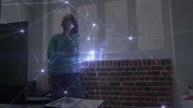 Ofisteki akıllı telefondan konuşan bir kadın yüzen teknoloji ağı grafiklerini gösteriyor. Teknoloji, bağlantı, çalışma alanı, dijital, profesyonel, modern, yenilik