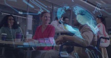 Ekip üyeleri kahve içip, teknoloji dünya haritası ve devre grafikleri çizerek işbirliği yapıyorlar. İşbirliği, yenilik, takım çalışması, modernlik, dijital teknoloji, başlangıç, beyin fırtınası