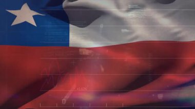 Şili bayrağı dalgalanan hisse senedi grafikleri, kod ve değer etiketleriyle canlandırılıyor. Ulusal amblem, finansal analiz, veri görselleştirme, dijital arayüz, teknoloji, yenilik, ekonomik büyüme