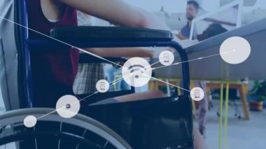 Pazarlama ekibi açık planlı ofiste işbirliği yapıyor, Wi-Fi sembolleri ve akıllı telefon simgelerini örtüyor. İşbirliği, takım çalışması, yenilik, iletişim, dijital, modern, işyeri