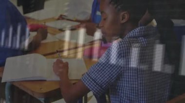 Öğrenci eğitim sınıfında yazıyor, animasyon bar grafikleri ve çizgi grafikleri üzerinde verileri görselleştiriyor. Eğitim, öğrenme, analiz, okuryazarlık, işbirliği, yenilik, teknoloji