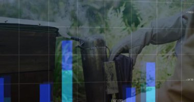 Arı tüttüren arıcı kullanan erkek arıcı, animasyon tarımsal dünya haritası şebekesine sahip. Tarım, arıcılık, manzara, teknoloji, sürdürülebilirlik, çevre, sanayi