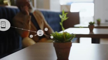 Adam mavi bankta oturmuş akıllı telefondan konuşuyor, müzik notaları olan simgeleri gösteriyor. Teknoloji, iletişim, bağlantı, modern, profesyonel, boş zaman, şehir