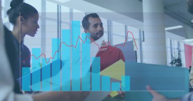 Meslektaşlarım iş yerindeki klasörleri inceliyor. Canlandırılmış bar çizelgesi ve çizgi grafiği gösteriliyor. Profesyonel, işbirliği, analitik, çalışma alanı, finansal, veri görselleştirme, modern