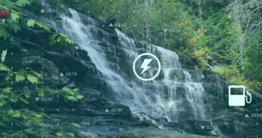 Orman şelalesi, kaya çıkıntıları üzerine şelale gibi dökülüyor. Fütürist şebeke düğümleriyle harmanlanıyor. Zaman kodu ev ikonu. Doğa, teknoloji, dijital, ekoloji, manzara, kentleşme, uyum