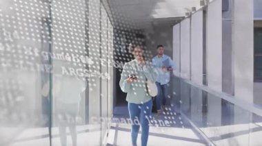 Kadın meslektaşım atriyumda yürüyor ve akıllı telefon kullanarak iş grafikleri çiziyor. Kentsel, profesyonel, modern, yaşam tarzı, mimari, gündelik, işbirliği