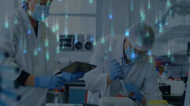 Kadın ve erkek araştırmacılar laboratuvar araştırmalarında pipet, yüzen veri simgeleriyle tablet kullanıyorlar. Bilim insanları, araştırma, yenilik, teknoloji, keşif, deney, bilimsel