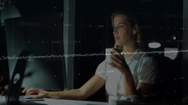 Ofis masasındaki teknoloji verilerini analiz eden bir kadın. Animasyon çizelgeleri ve parıldayan veri noktalarıyla. Profesyonel, modern, minimalist, analitik, kentsel, gece vakti, odaklanmış