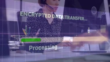 Modern ofisteki klavyede yazan bir kadın şifreli teknoloji aktarım çubuğu sergiliyor. Teknoloji, siber güvenlik, dijital, çalışma alanı, profesyonel, geleceksel, üretkenlik