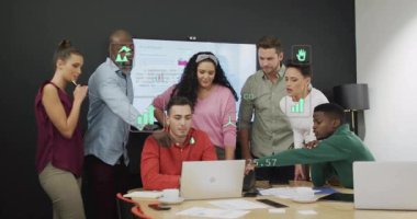 Takım, iş ofisinde yüzen eko ikonlar ve kod parçalarıyla sürdürülebilirlik verileri sunuyor. İşbirliği, yenilik, veri, analitik, odak, modernite, strateji