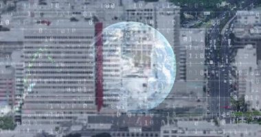 Şehir manzarasının üzerinde yüzen yarı şeffaf bir dünya, ikili kod ve çizgilerle birlikte. Metropolis, teknoloji, finans, dijital, bağlantı, yenilik, modern