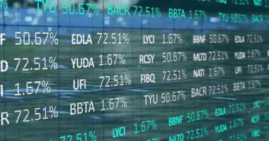 Düz tasarım saat kaplaması dalgalanan su şebekesi çizgilerinin üzerindeki kodların yanında% 1 'lik mavi değerleri gösteriyor. Teknoloji, finans, veri, analitik, dijital, yenilik, görselleştirme