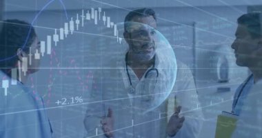 Tıbbi ekip yüksek teknolojili laboratuvar koridorlarında holografik çizelgeleri analiz ediyor ve Dünya 'nın grafiklerini gösteriyor. Tıbbi, sağlık, yenilik, teknoloji, işbirliği, bilim, tanı