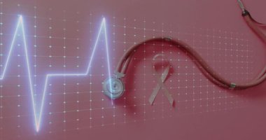 Pembe steteskop ve pembe göğüs kanseri kurdelesi şebekede neon ECG dalga boyu izinin yanında duruyor. Tıbbi teçhizat, sağlık, sağlık, kardiyoloji, teşhis, kadın, modern