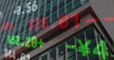 nokta matris yeşil numara 154 cam kule perade üzerinde yüzüyor, kırmızı ve yeşil piyasa değerlerini gösteriyor. Finansal, kurumsal, teknoloji, gökdelen, veri, dijital, modern.