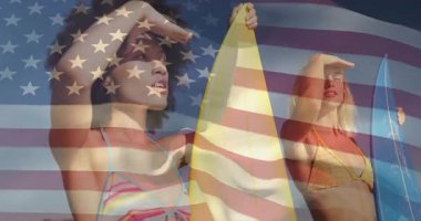 Sunny Beach 'te elinde sörf tahtası olan iki kadın bayrak kaplamalı pazarlama grafikleri sunuyor. Sahil giysisi, yaz tatili, macera, eğlence, canlı, açık hava